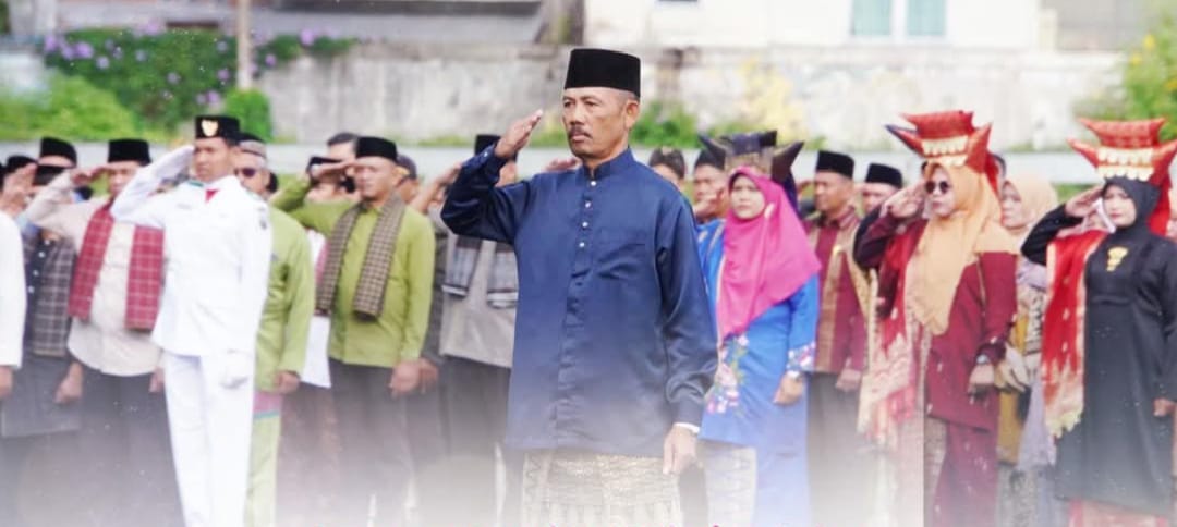 Peserta upacara peringatan Hardiknas di Kota Padang Panjang pakai pakaian dari berbagai daerah di Indonesia.